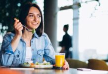 Cómo mantener una nutrición saludable al comer fuera de casa